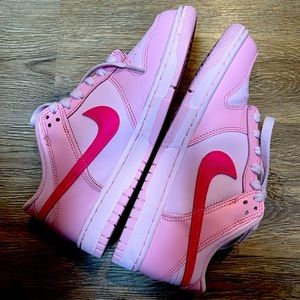 Nike triple pink low dunks women size 6 runs big fits like a 6.5-7